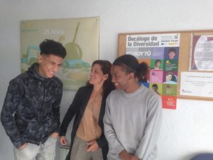 Catalina con alumnos de Alcobendas en habilidades sociolaborales