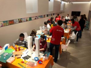 Los niños y niñas de Norte Joven en el taller didáctico en el Museo del Prado con voluntarios de Fundación Cepsa